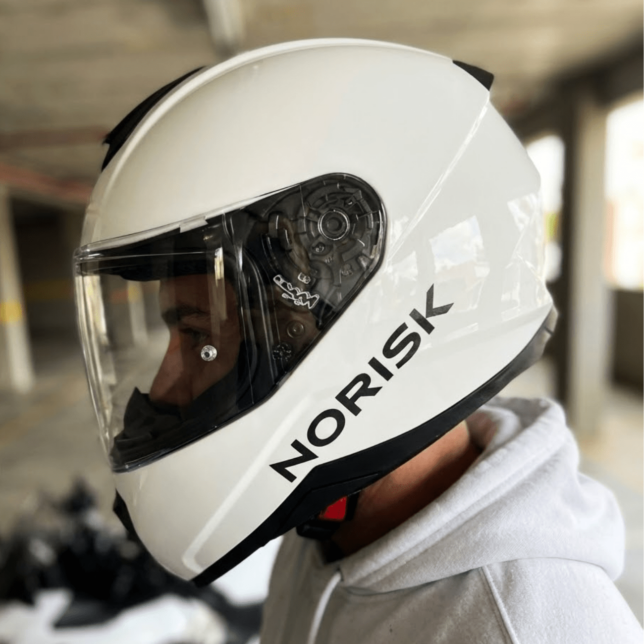 Capacete Fechado Norisk Razor Solid Monocolor Branco