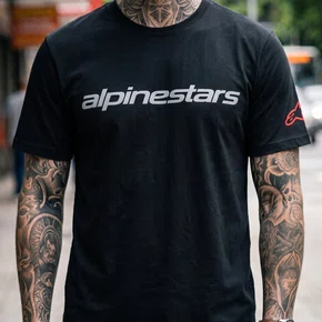 Camiseta Alpinestars Linear Wordmark 2.0 Preto Cinza Vermelho